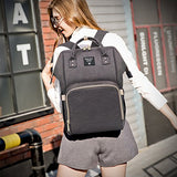 Wickelrucksack in Schwarz über beide Schultern getragen